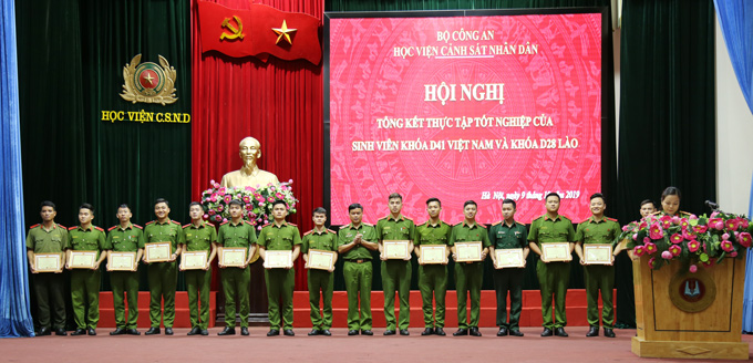 Thiếu tướng, GS.TS Nguyễn Đắc Hoan, Phó Giám đốc Học viện trao giấy khen cho các học viên có thành tích xuất sắc trong đợt thực tập tốt nghiệp