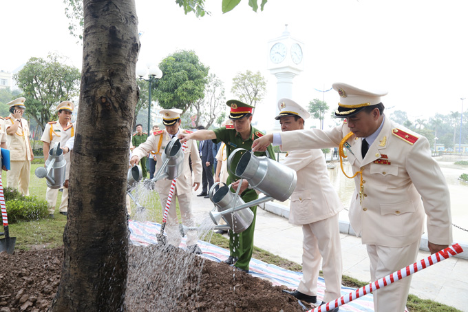 Thứ trưởng Nguyễn Duy Ngọc và các đại biểu trồng cây lưu niệm tại Học viện
