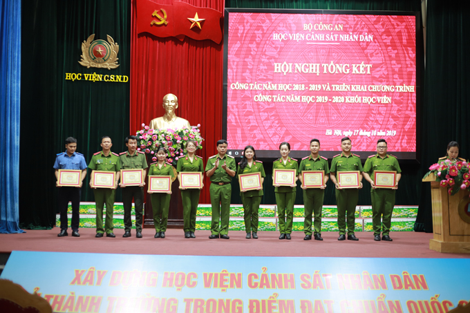 Thiếu tướng Nguyễn Đắc Hoan trao Giấy khen cho các tập thể, cá nhân có thành tích xuất sắc