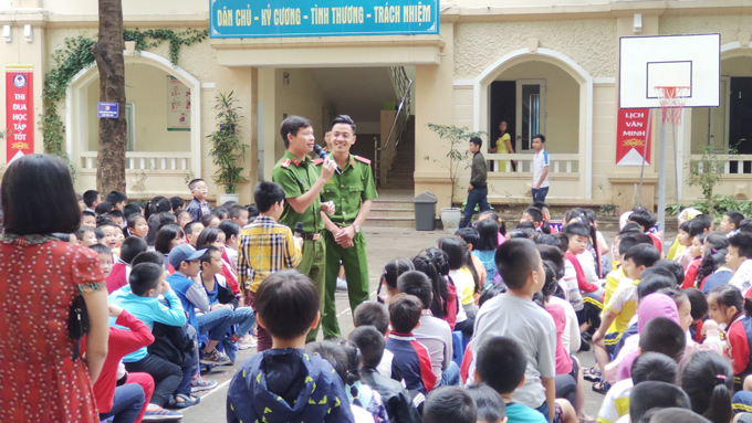 Giảng viên Khoa CSHS chia sẻ kiến thức cho các em học sinh trương THCS Xuân La