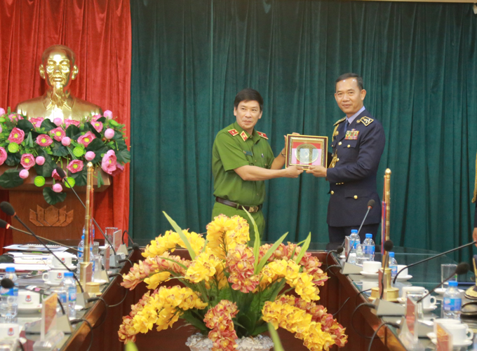 Thiếu tướng, GS.TS Trần Minh Hưởng - Giám đốc Học viện CSND trao tặng phẩm lưu niệm cho Trưởng đoàn Học viện Công an Quốc gia Campuchia
