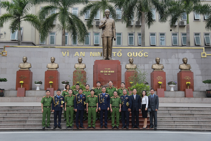 Các đại biểu chụp ảnh lưu niệm tại Khu tượng đài Chủ tịch Hồ Chí Minh và các cố Bộ trưởng Bộ Nội vụ, Bộ Công an qua các thời kỳ