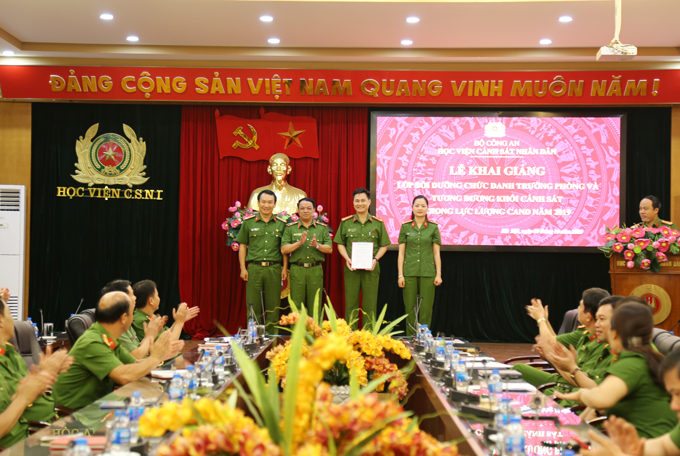 Thiếu tướng, PGS.TS Đặng Xuân Khang, Phó Giám đốc Học viện trao Quyết định thành lập lớp học cho Ban cán sự lớp
