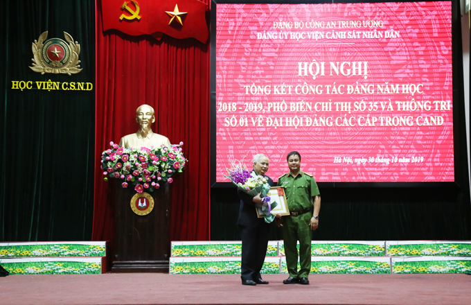 Lãnh đạo Học viện CSND trao Huy hiệu 40 năm tuổi Đảng cho đồng chí Đại tá, GS.TS Đỗ Đình Hòa
