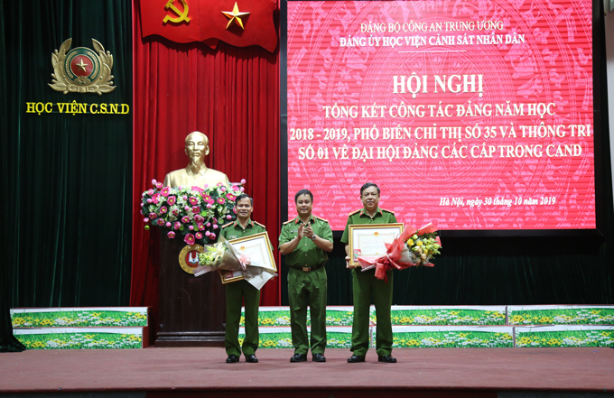 Lãnh đạo Học viện CSND trao Huân chương Bảo vệ Tổ quốc hạng Ba cho các cán bộ, đảng viên