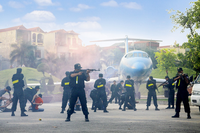 Sinh viên Học viện Cảnh sát nhân dân thực hành diễn tập chống khủng bố.