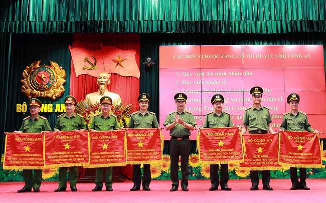 Thứ trưởng Nguyễn Văn Thành trao Cờ thi đua và Bằng khen của Bộ Công an tặng các Học viện, trường CAND.