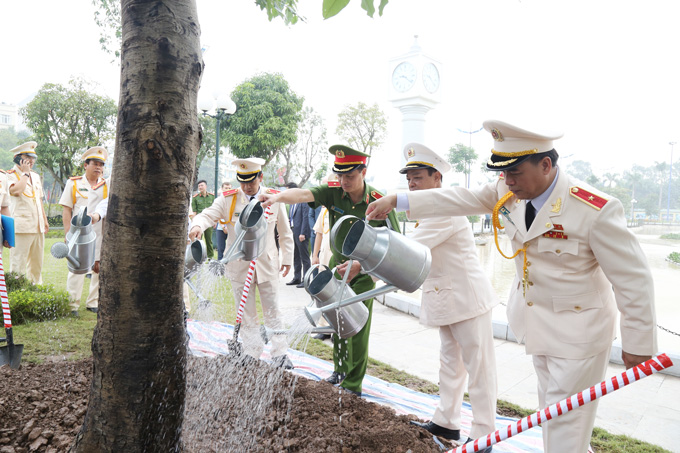 Thứ trưởng Nguyễn Duy Ngọc và các đại biểu trồng cây lưu niệm tại Học viện