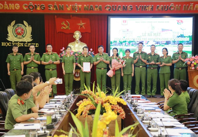 Thiếu tướng, GS.TS Nguyễn Đắc Hoan, Phó Giám đốc Học viện trao Quyết định của Giám đốc Học viện CSND về việc thành lập CLB