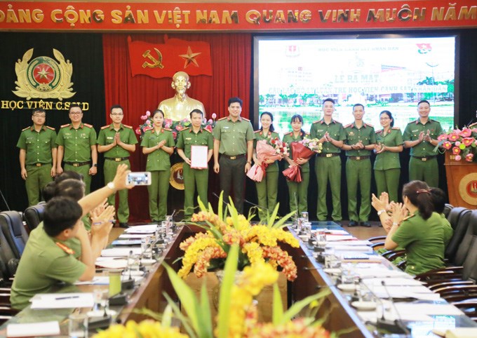 Thiếu tá Đồng Đức Vũ, Ủy viên Ban thường vụ Trung ương Đoàn TNCS Hồ Chí Minh, Bí thư Đoàn Thanh niên Bộ Công an tặng hoa CLB