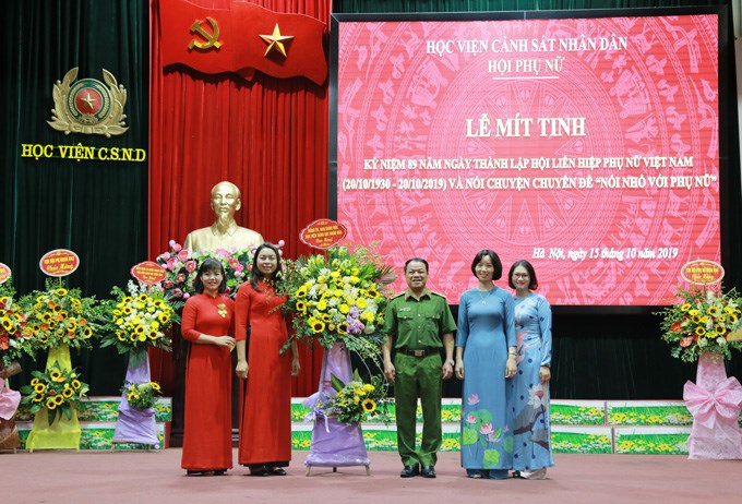 Thiếu tướng, PGS.TS Đặng Xuân Khang - Phó giám đốc Học viện tặng hoa chúc mừng Ban Chấp hành Hội Phụ nữ Học viện