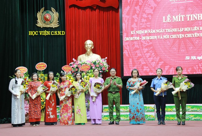 Thiếu tướng, PGS.TS Đặng Xuân Khang - Phó Giám đốc Học viện những món quà ý nghĩa gửi đến các hội viên nữ đang công tác, học tập tại Học viện