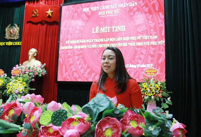 Đồng chí Lại Thị Hiền - Chủ tịch Hội Phụ nữ Học viện phát biểu tại lễ mít tinh