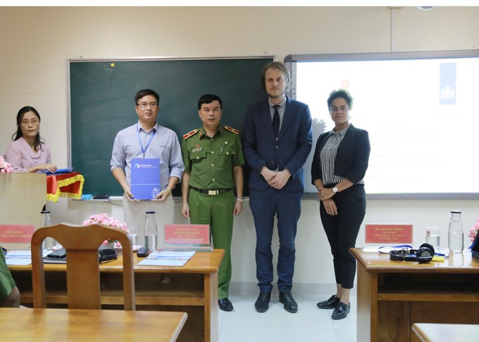 Thiếu tướng, GS.TS Nguyễn Đắc Hoan và các chuyên gia của Học viện Clingendael trao chứng chỉ hoàn thành khóa tập huấn cho các học viên