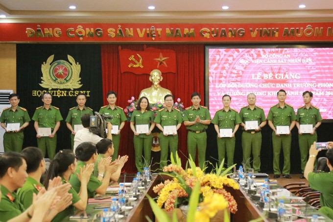 Thiếu tướng, GS.TS Trần Minh Hưởng - Giám đốc Học viện trao chứng chỉ hoàn thành chương trình bồi dưỡng cho các học viên