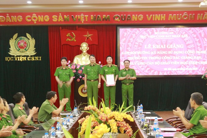 Thiếu tướng, PGS.TS Đặng Xuân Khang - Phó Giám đốc Học viện trao Quyết định thành lập cho Ban cán sự lớp học