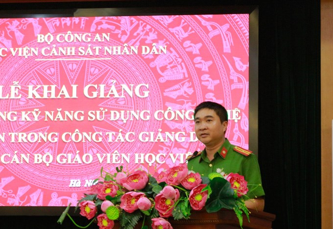 Thiếu tá Lê Văn Tư - đại diện học viên của lớp học phát biểu tại lễ khai giảng