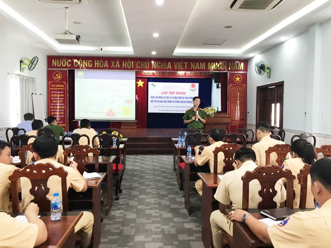 Thượng tá, PGS.TS Lê Huy Trí, Phó Giám đốc phụ trách Trung tâm Nghiên cứu ATGT, Học viện CSND trình bày báo cáo tại lớp tập huấn