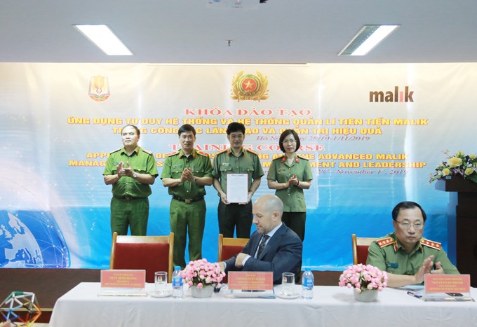 Thiếu tướng, GS.TS Trần Minh Hưởng, Giám đốc Học viện CSND trao Quyết định thành lập cho Ban cán sự lớp