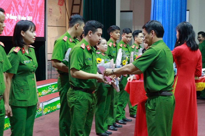 Thiếu tướng, GS.TS Trần Minh Hưởng trao chứng chỉ cho các học viên