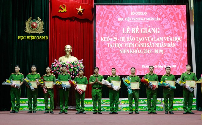 Thiếu tướng, GS.TS Trần Minh Hưởng trao giấy khen cho các học viên có thành tích xuất sắc