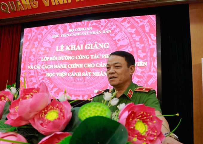 Thiếu tướng, PGS.TS Đặng Xuân Khang, Phó Giám đốc Học viện tuyên bố khai giảng lớp bồi dưỡng