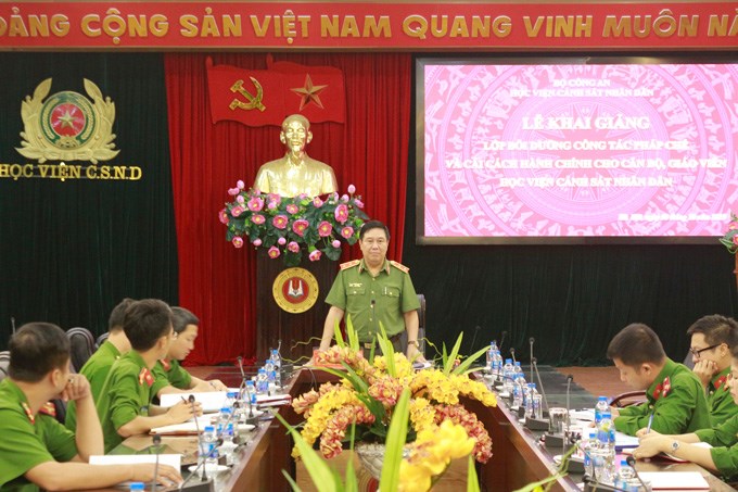 Trung tướng, GS.TS Nguyễn Ngọc Anh giảng dạy tại lớp học