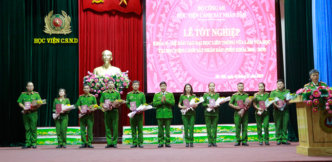 Thiếu tướng, GS.TS Trần Minh Hưởng trao chứng chỉ cho các học viên