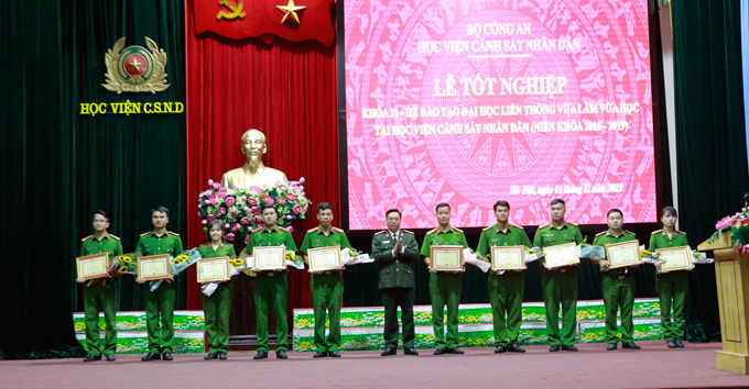 Đại tá, Nguyễn Đăng Sáu, Phó Cục trưởng Cục Đào tạo, Bộ Công an trao giấy khen cho các học viên có thành tích xuất sắc