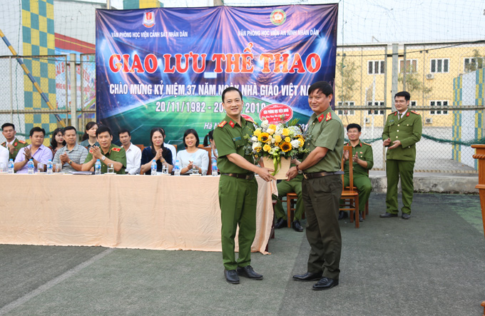 Thượng tá, TS Chu Quang Thiện, Chánh Văn phòng Học viện ANND tặng hoa chúc mừng học viện CSND