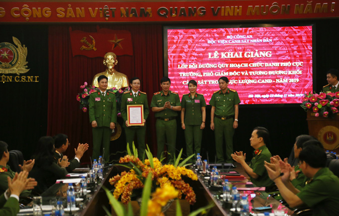 Thiếu tướng, GS.TS Trần Minh Hưởng, Giám đốc Học viện trao Quyết định thành lập lớp cho Ban cán sự lớp học