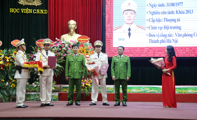 Thiếu tướng, GS. TS Trần Minh Hưởng, Giám đốc Học viện trao bằng cho các tân tiến sĩ
