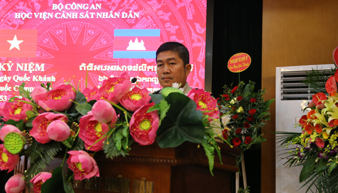 Đồng chí Tum Sopheak thay mặt học viên Campuchia đang học tập tại Học viện phát biểu tại buổi lễ