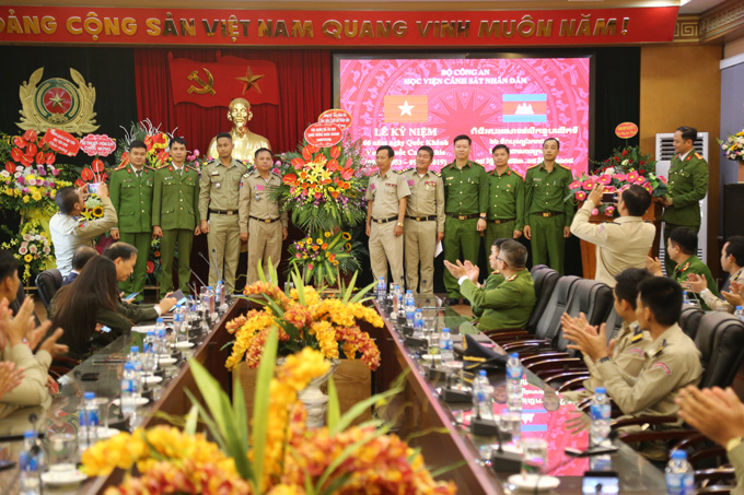 Các đơn vị chức năng thuộc Học viện tặng hoa chúc mừng nhân dịp 66 năm ngày Quốc khánh Vương quốc Campuchia
