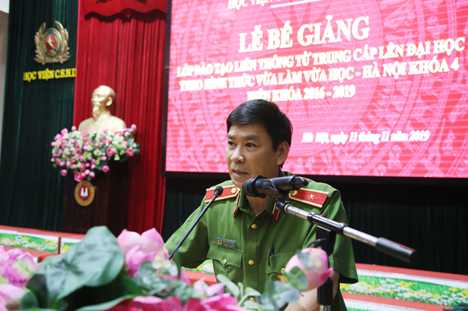 Thiếu tướng, GS. TS Trần Minh Hưởng, Giám đốc Học viện phát biểu tại lễ bế giảng