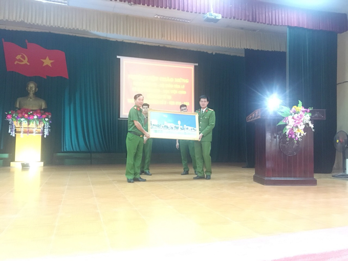 Đồng chí Trung tá PGS.TS Lê Hữu Anh phụ trách Bộ môn Tâm lý tặng quà lưu niệm nhà trường