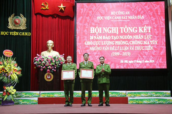 Đại tá Phạm Công Nguyên trao Bằng khen của Bộ Công an cho các tập thể, cá nhân