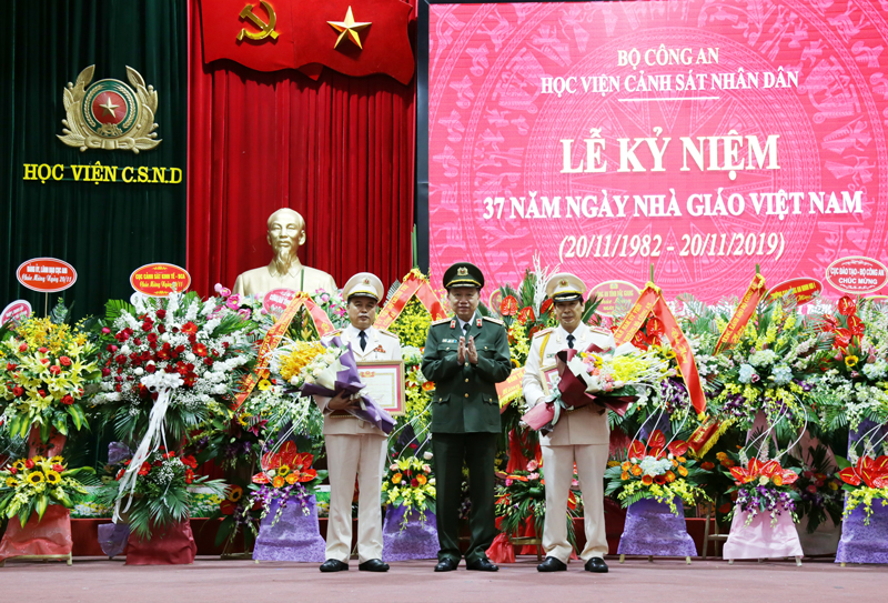 Đồng chí Đại tướng, GS.TS Tô Lâm, Bộ trưởng Bộ Công an tặng danh hiệu Chiến sĩ thi đua toàn lực lượng cho Thiếu tướng Trần Minh Hưởng và Thiếu tướng Nguyễn Đắc Hoan