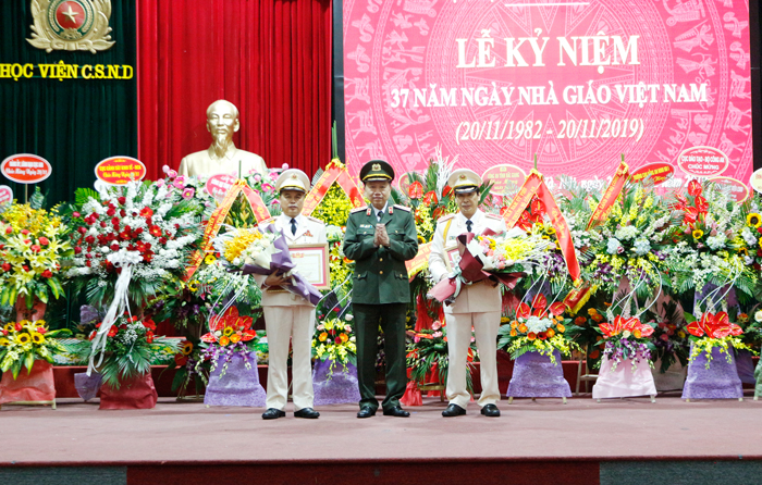 Đồng chí Bộ trưởng Tô Lâm tặng danh hiệu Chiến sĩ thi đua toàn lực lượng cho Thiếu tướng Trần Minh Hưởng và Thiếu tướng Nguyễn Đắc Hoan