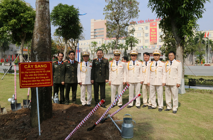 Đồng chí Bộ trưởng trồng cây lưu niệm tại Học viện CSND