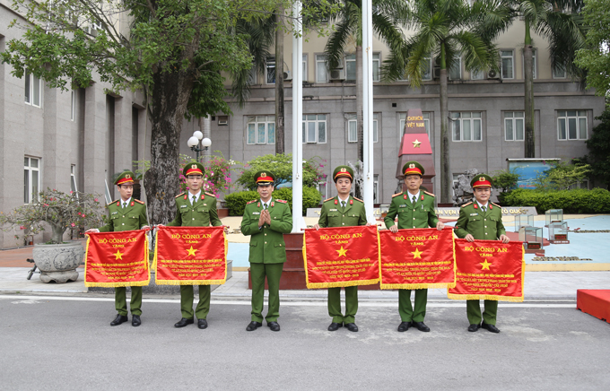 Thiếu tướng, GS.TS Trần Minh Hưởng trao Cờ thi đua của Bộ Công an cho 05 đơn vị