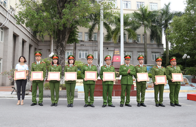 Thiếu tướng, GS.TS Trần Minh Hưởng, Giám đốc Học viện trao Giấy khen cho 10 gương mặt tiêu biểu năm học 2018 - 2019 khối cán bộ
