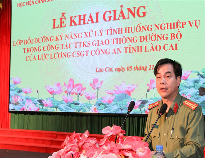 Đại tá Nguyễn Văn Thịnh - Phó giám đốc Công an tỉnh Lào Cai phát biểu tại lễ khai giảng