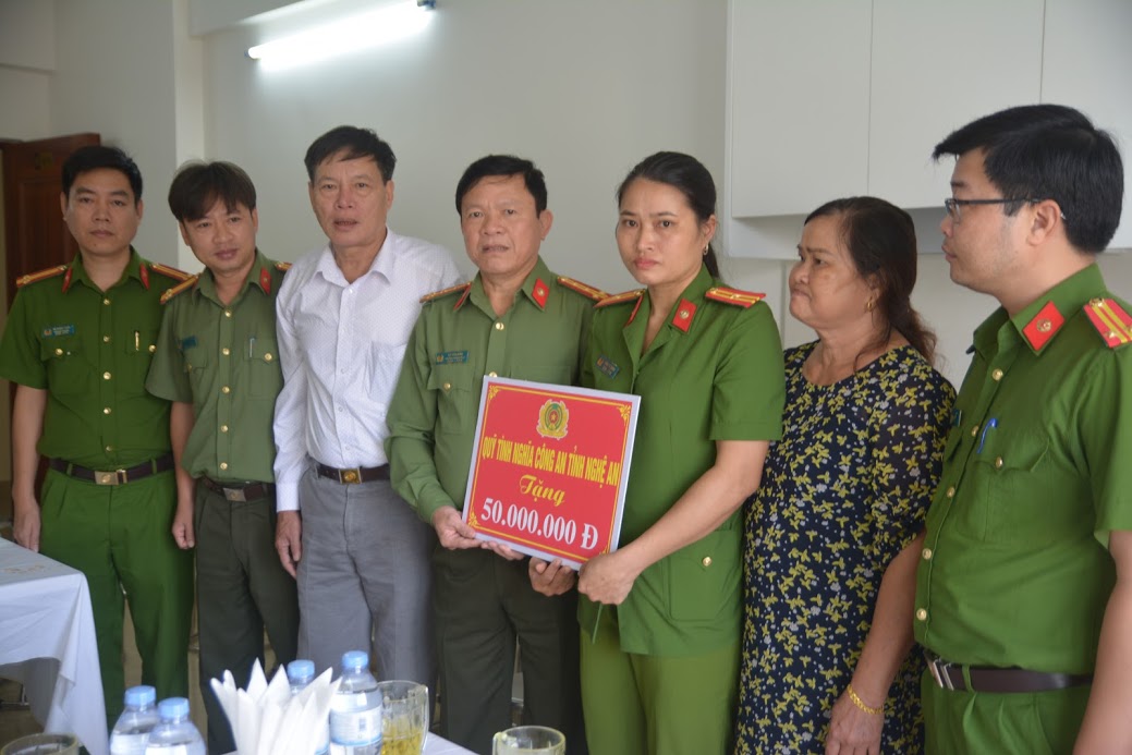 Đại tá Dư Văn Bình, Trưởng phòng Tổ chức cán bộ, Công an tỉnh Nghệ an trao  quà động viên từ Quỹ tình nghĩa Công an tỉnh Nghệ An.