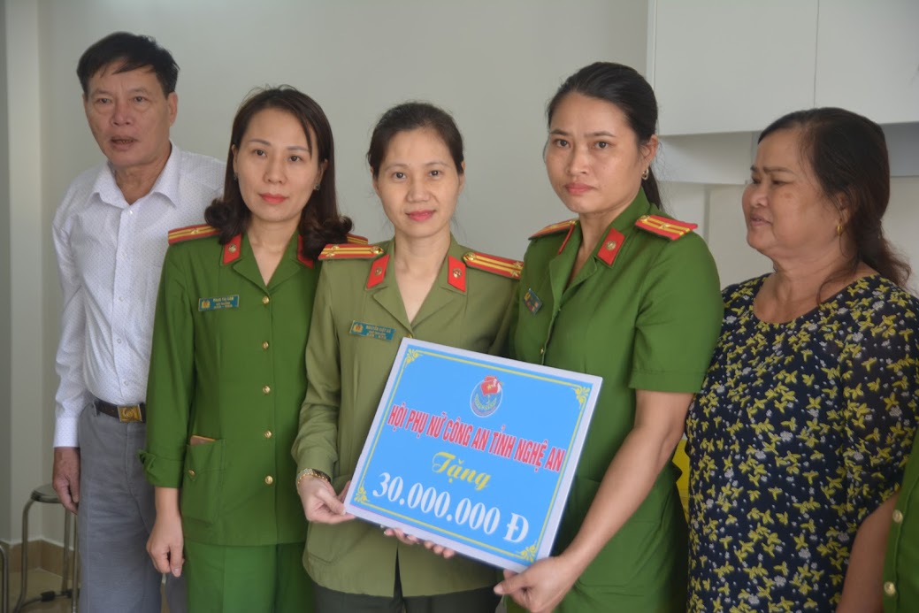 Đại diện Hội Phụ nữ Công an tỉnh Nghệ An tặng quà động viên đồng chí Trần Thị Giang.