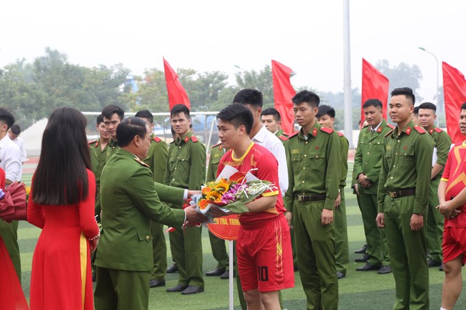 Thiếu tướng, PGS.TS Đặng Xuân Khang, Phó Giám đốc Học viện tặng hoa động viên các cầu thủ tham gia Giải
