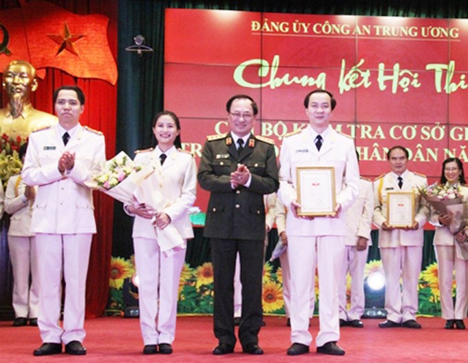 Thứ trưởng Nguyễn Văn Thành trao giải Nhất cho Đội tuyển Đảng bộ Công an tỉnh Hà Tĩnh