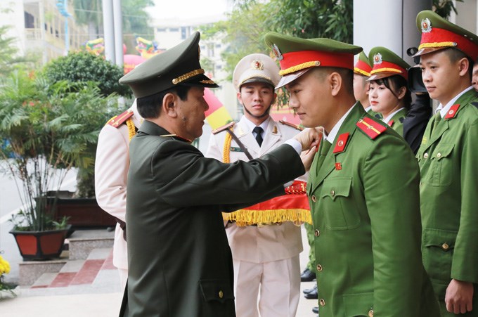 Trung tướng Nguyễn Văn Sơn - Thứ trưởng Bộ Công an gắn quân hàm cho các tân sĩ quan