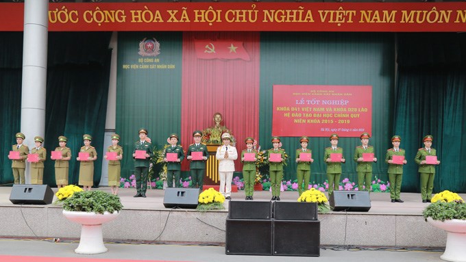 Thiếu tướng, GS.TS Trần Minh Hưởng - Giám đốc Học viện trao bằng tốt nghiệp cho các tân cử nhân