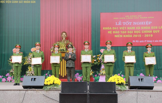 Trung tướng Nguyễn Văn Sơn - Thứ trưởng Bộ Công an trao tặng Bằng khen của Bộ Công an cho các cá nhân có thành tích xuất sắc trong học tập, rèn luyện và nghiên cứu khoa học